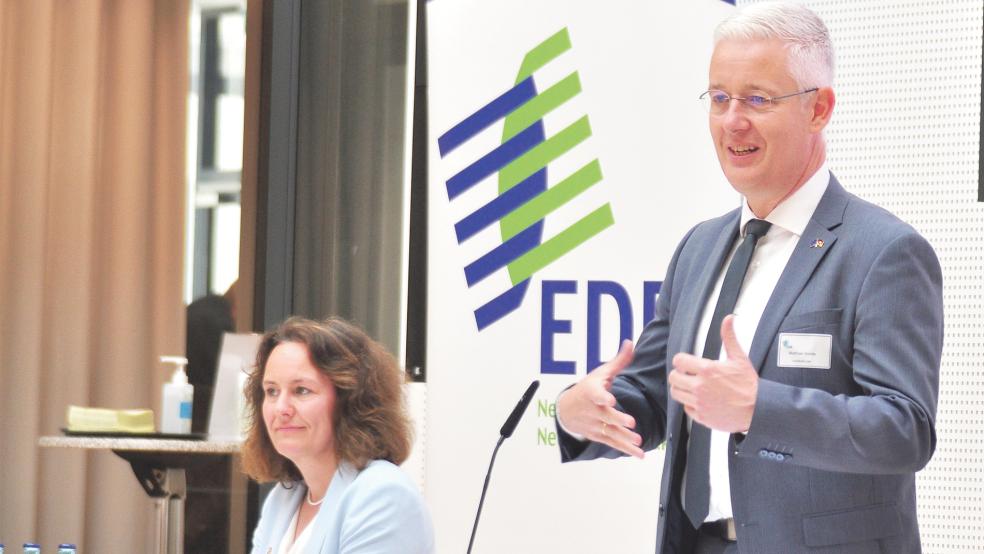 Landrat Matthias Groote hielt bei der Ratssitzung der Ems Dollart Region im Leeraner SparkassenForum eine Rede.  © Foto: privat