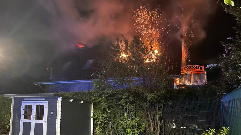 Ein Apartementhaus mit acht Ferienwohnungen ist in Leezdorf bei einem Brand schwer beschädigt worden. © Feuerwehr