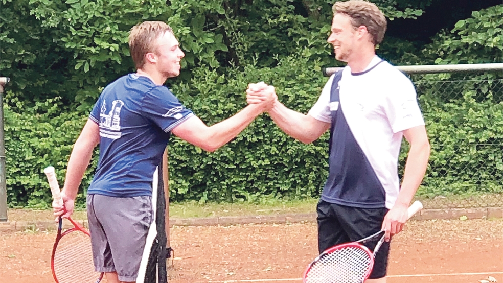 Marlon Wilken (links) gewann das Herrenturnier der Leer Open im Finale gegen Arnd Weyhausen.  © Foto: privat