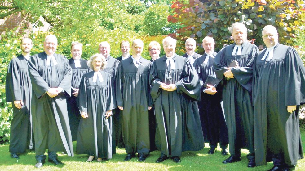 egionalbischof Dr. Detlef Klahr (Neunter von links) ordinierte Mattias Bokelmann (Siebter von links) in Westrhauderfehn zum Pastor und freute sich mit Superintendent Thomas Kersten (rechts) und vielen Pastorinnen und Pastoren aus dem Kirchenkreis Rhauderfehn. Von links: Tobias Kirschstein (Remels), Martin Sundermann (Langholt), Dr. Klaus Bajohr-Mau (Rhauderfehn), Ulrike Sundermann (Backemoor/Breinermoor), Heino Dirks (Völlen), Holger Rieken (Ostrhauderfehn), Marion Steinhorst-Coordes (Remels), Frerich Dreesch-Rosendahl (Westrhauderfehn), Hartmut Kutsche (Rhaude) und Alfred Tengler (Weener).  © Foto: Hilke Ostendörp