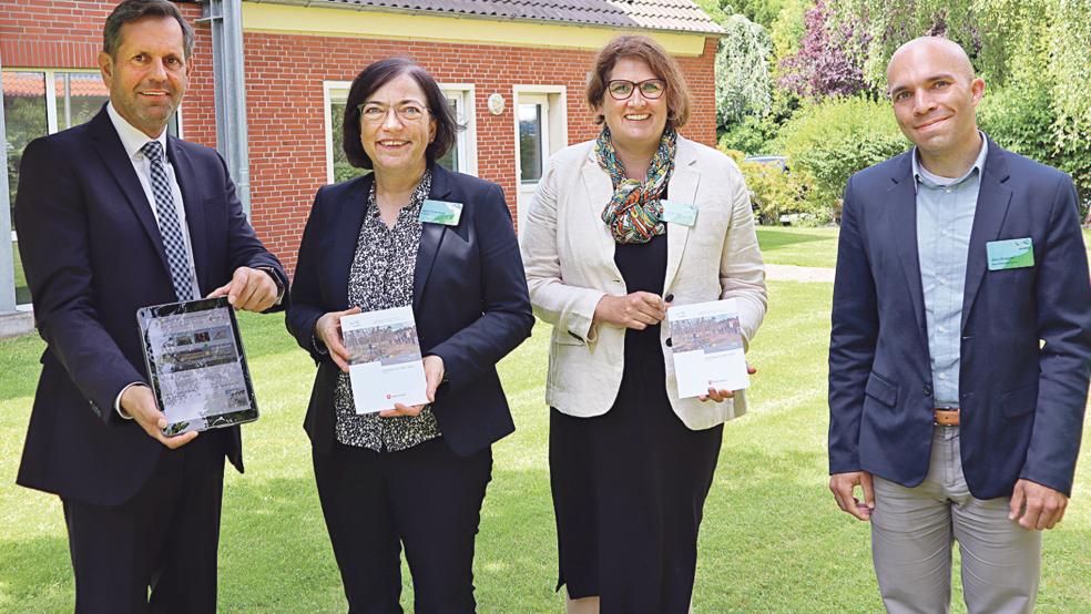 Stellten gemeinsam in Norden den Jahresbericht vor – Umweltminister Olaf Lies (links) und NLWKN-Direktorin Anne Rickmeyer (Zweite von Links).  © Foto: NLWKN 