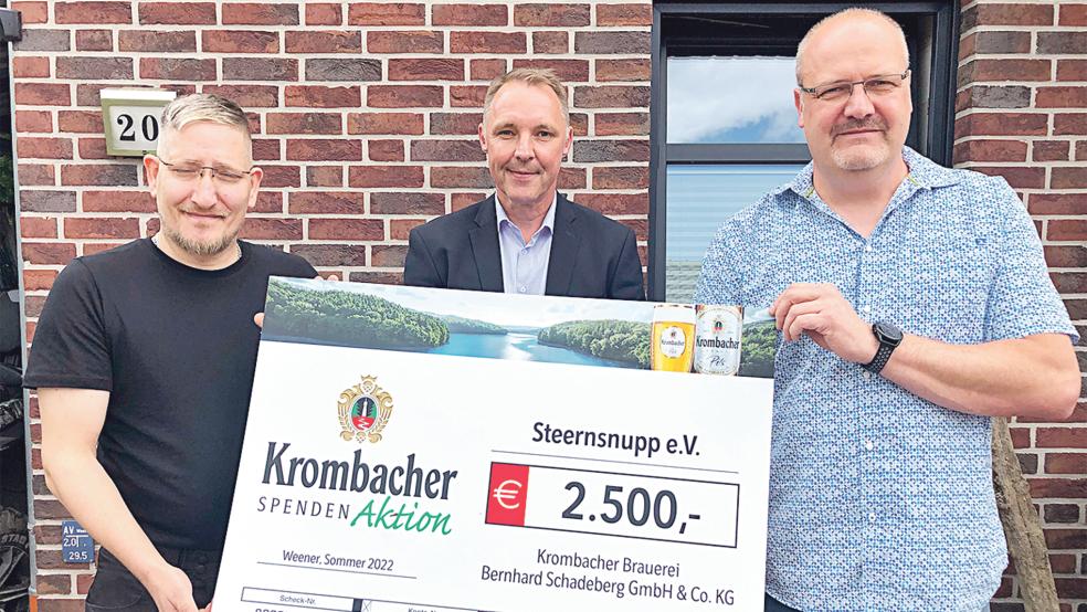 Spendenübergabe: Vorschlaggeber Sven Friebel, der Krombacher-Gebietsverkaufsleiter Gerd Akkermann und der 2. Vorsitzende des Vereins »Steernsnupp«, Heiner Kruse.  © Foto: Krombacher