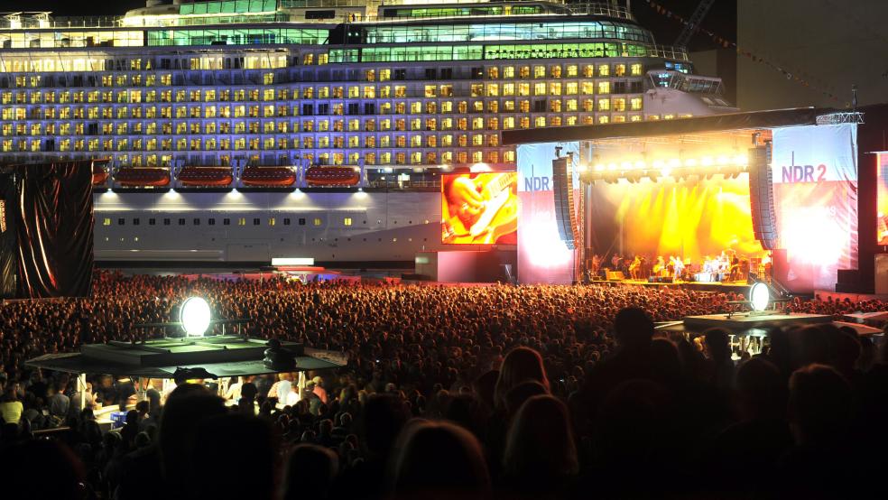 Vor zehn Jahren bildete das Kreuzfahrtschiff "Celebrity Reflection" die Kulisse für das NDR 2-Papenburg-Festival. Damals traten unter anderen Peter Maffay, The Boss Hoss und Tim Bendzko auf. © Wagner (dpa)