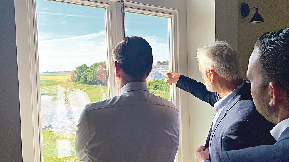 Blick aus dem Fenster des Tammenshof: Minister Olaf Lies, Enova-Chef Helmuth Brümmer und Landtagskandidat Nico Bloem (von links). © Foto: Hanken