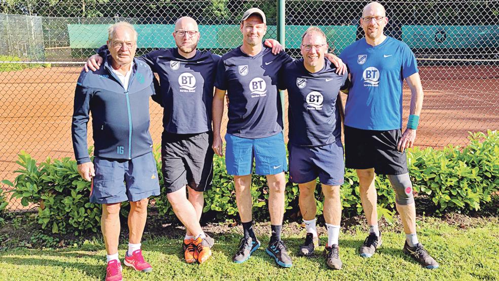 Heinz Fürst (von links), Matthias Fürst, Ingo Großpietsch, Steffen Finke und Michael Fürst, die Herren 40 des TuS Weener, setzten sich mit 4:2 beim Emder TC durch.  © Foto: privat