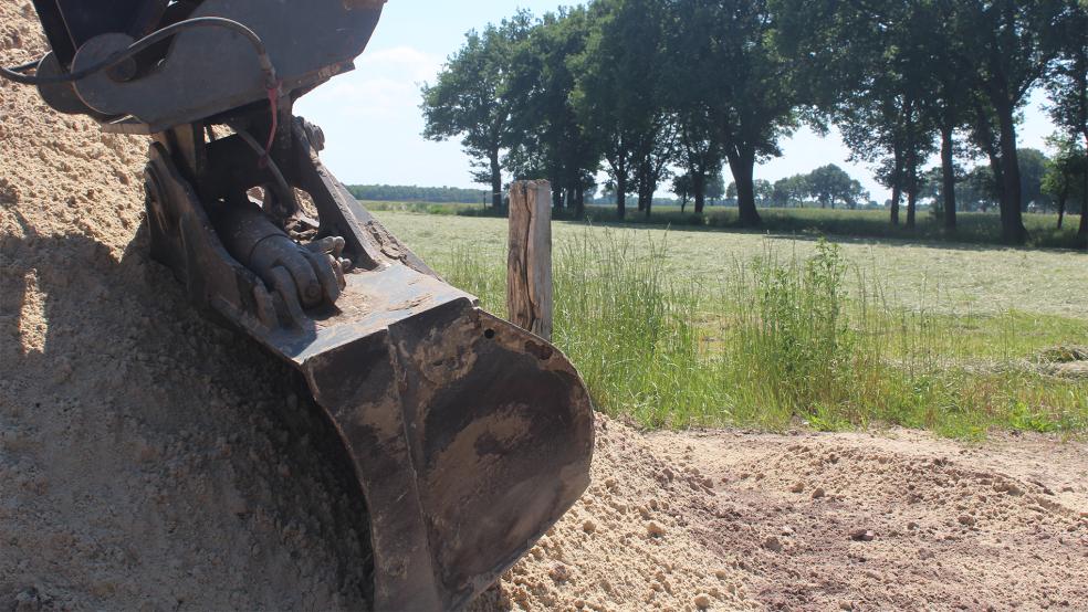 Noch steht der Bagger hier aus einem anderen Grund, aber im kommenden Jahr soll mit der Vergabe von Baugrundstücken begonnen werden.  © Foto: Berents