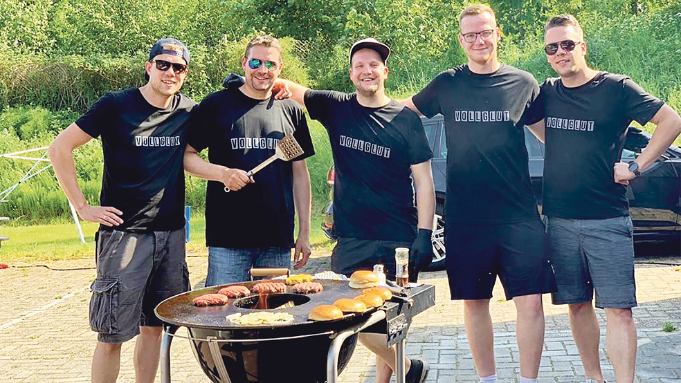 »Vollglut Rheiderland« ist eine Gruppe grillbegeisterter Männer, die auf dem Dorffest verschiedene Grillgerichte auf unterschiedliche Art und Weise zubereiten und anbieten werden.  © Foto: privat
