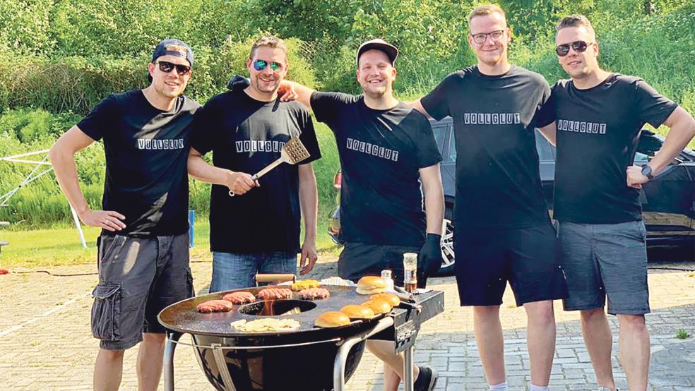 »Vollglut Rheiderland« ist eine Gruppe grillbegeisterter Männer, die auf dem Dorffest verschiedene Grillgerichte auf unterschiedliche Art und Weise zubereiten und anbieten werden.  © Foto: privat