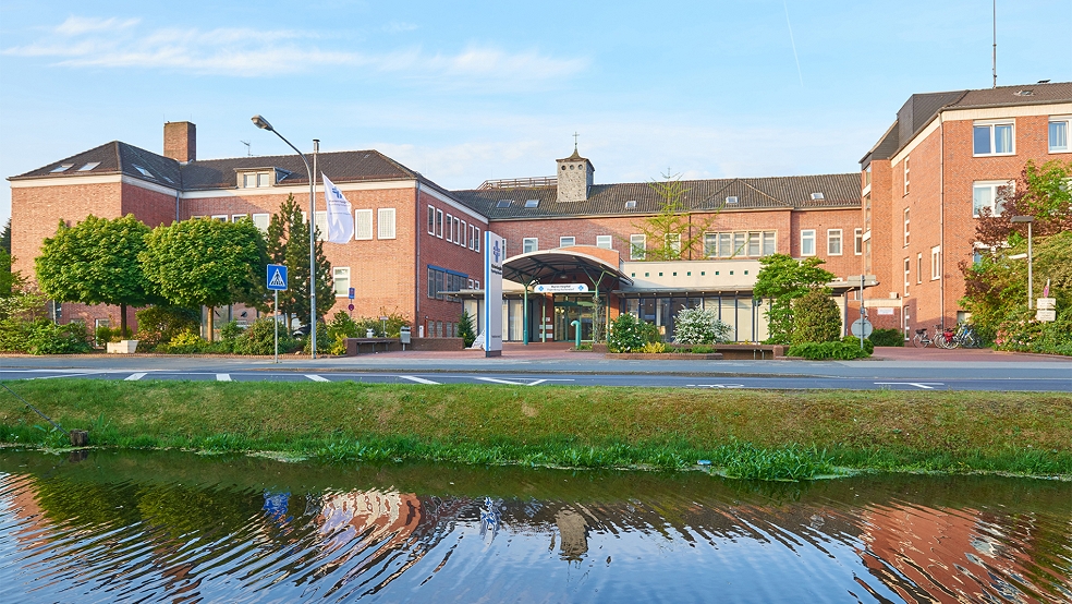 Das Marien Hospital in Papenburg soll umfangreich umgebaut werden. Unter anderem soll der Haupteingang vom Hauptkanal zum Marktplatz verlegt werden.  © Foto: Marien Hospital