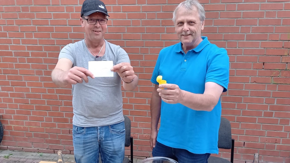 Hartmut Roelfs (links) und Bernd Sonnenberg nahmen die Auslosung des Rheiderland-Pokals vor. Hier war gerade die SG Ditzumerverlaat/Ditzum gezogen worden. © Born