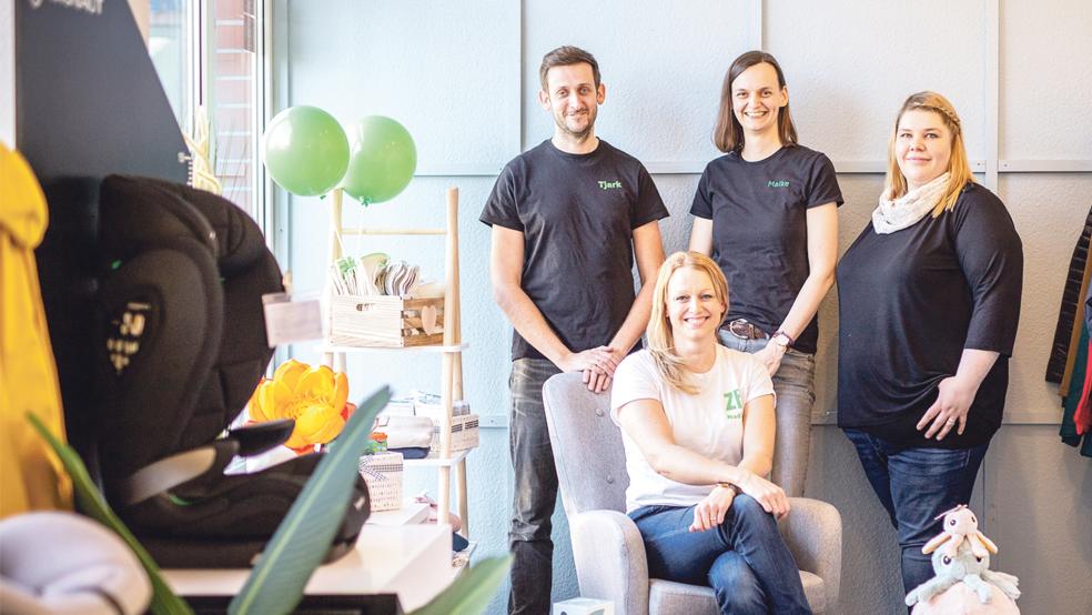Tjark (links) und Nadine Schröder (sitzend) führen mit ihren beiden MItarbeiterinnen an der Westerstraße in Weener das Geschäft »Zwergperten«. Sie sind Experten rund um das Thema Kindersicherheit im Auto.  © Foto: privat