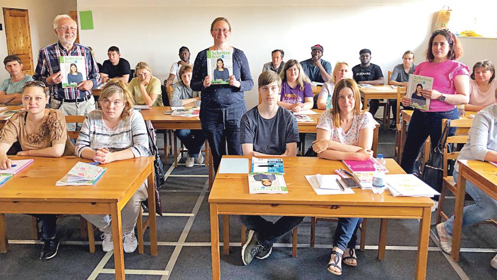Rund 25 Zuwanderer, davon größtenteils Ukrainer, nehmen in Weener an einem Integrationskurs teil. Sprachdozent Gerald Merseburg (stehend von links) unterrichtet sie, Dr. Maren Niehuis (Mitte) und Naima Michel (rechts) von der Ländlichen Erwachsenenbildung (LEB) kümmern sich um Organisation und Verwaltung. Die »Riverside Church Rheiderland« hat für den rund einjährigen Kurs einen ihrer Räume zur Verfügung gestellt.  © Foto: Busemann