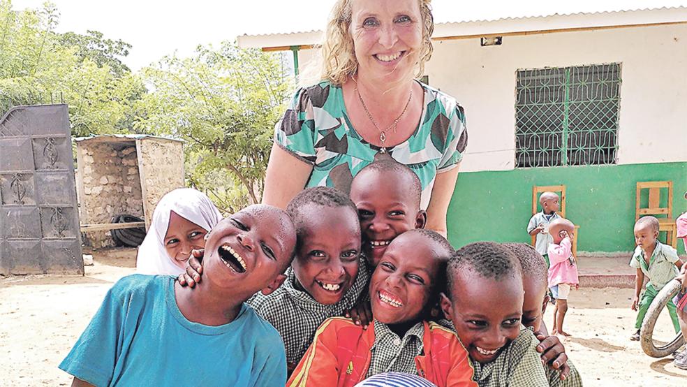 Wiedersehensfreude in Likoni: Sandra Voogd, die aus Möhlenwarf stammt, kann nach langer Corona-Pause die Kleinen im Kinder- und Waisenheim von »Little Angel« wieder in die Arme schließen.  © Fotos: privat