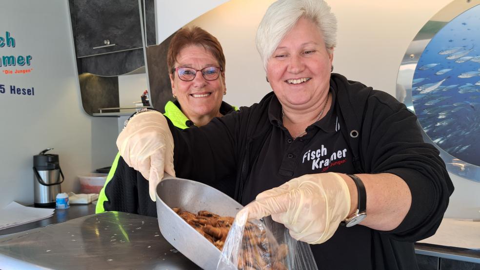 Erna Kramer, die hier eine Tüte mit Nordseekrabben befüllt, und ihre Kollegin Angelika Tschöpe können zwar zahlreiche Stammkunden bedienen. Über eine Belebung des Wochenmarktes durch weitere Stände würden sie sich dennoch sehr freuen. © Foto: Szyska
