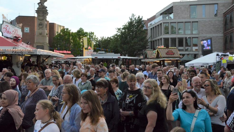 Zur Stadtfest-Eröffnung am Freitagabend herrschte auf dem Denkmalsplatz bei bestem Wetter gute Stimmung.  © Ammermann