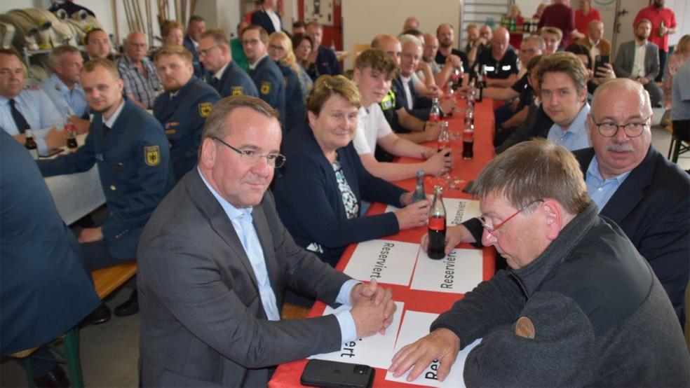 Innenminister Boris Pistorius (vorne) stellte sich in Rhauderfehn den Fragen von rund 80 Vertretern von Feuerwehren, Technischem Hilfswerk, Rotem Kreuz und Polizei.  © Foto: Ammermann