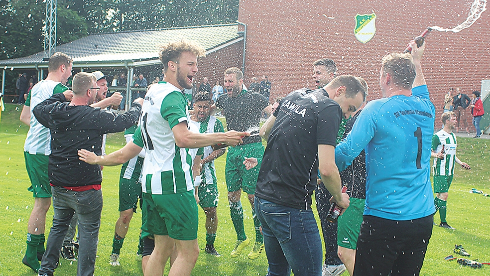 Nach dem Abpfiff der Partie in der Aufstiegsrunde der Fußball-Ostfrieslandklasse B gab es kein Halten mehr. © Foto: Berents