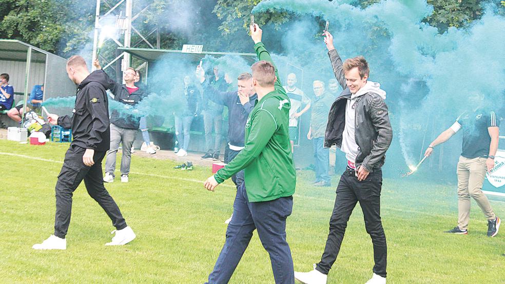 Bei den Stapelmoorer Fans herrschte nach dem Spiel große Freude über den Aufstieg.  © Foto: Berents