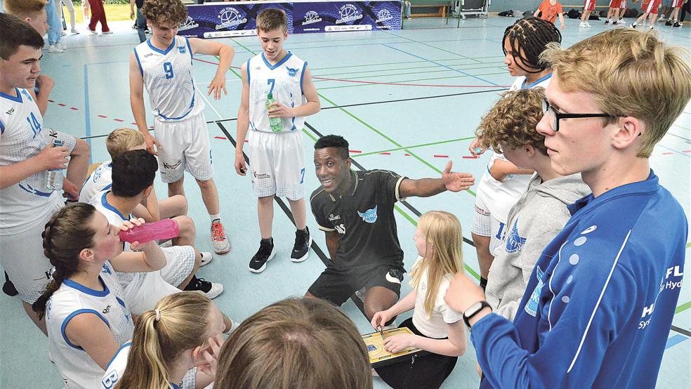 Fortuna Trainer Macklly Stein (Bildmitte) motiviert sein Team in einer Auszeit im Spiel gegen Rasta Vechta.  © Foto: Ammermann