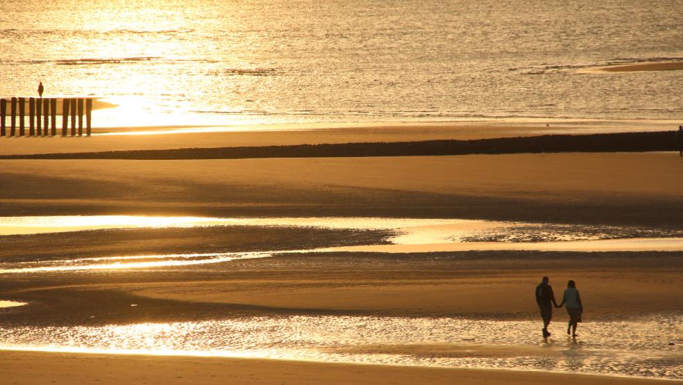 Sonnenuntergänge sind auch auf Wangerooge ein besonderes Erlebnis. Eine Woche bietet die Insel Aktionen zum Mittsommer. © Peter Kuchenbuch-Hanken (dpa)
