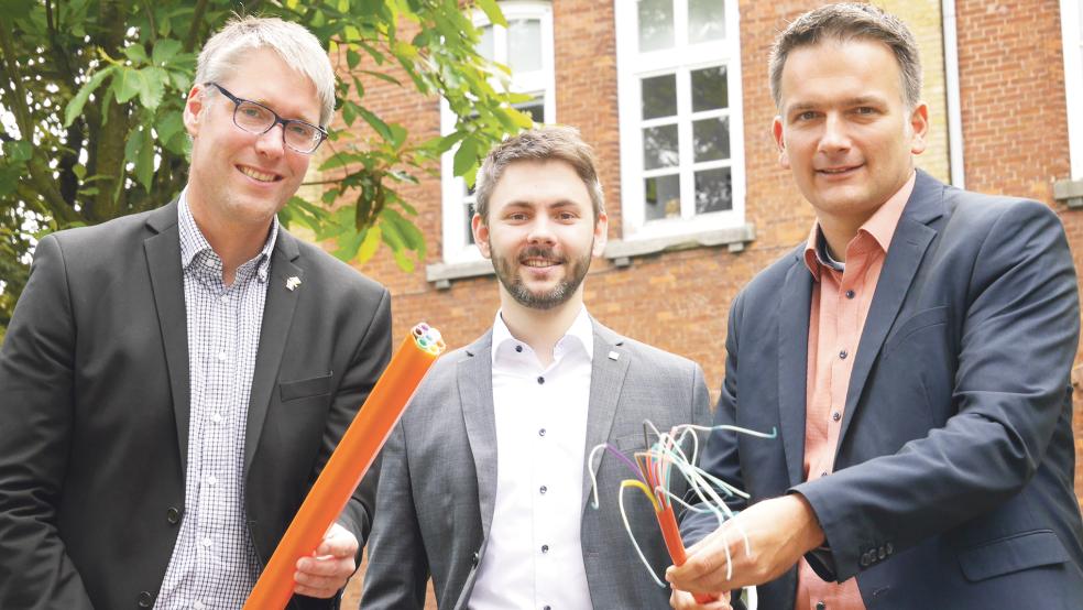 Hoffen auf reges Interesse der Bürger: Weeners Bürgermeister Heiko Abbas (von links), Christian Morag (Deutsche Glasfaser) und Bundes Bürgermeister Uwe Sap.  © Foto: Deutsche Glasfaser