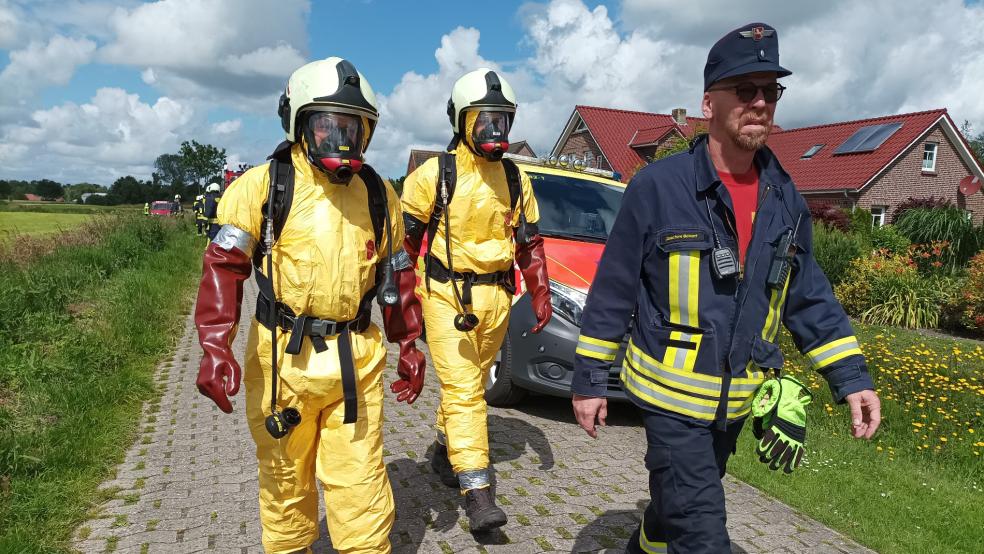 Einsatzkräfte des Gefahrgutzuges sicherten den Bereich. © Kreisfeuerwehr Aurich 