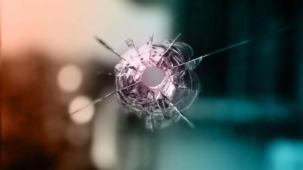 Die Sonderverglasung des Baufahrzeugs wies ein deutliches Einschussloch auf.  © Symbolfoto: pixabay