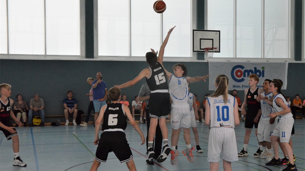 Tipp-Off beim U14-Spiel von Rasta Vechta gegen die Baskets von Fortuna Logabirum.  © Foto: Ammermann