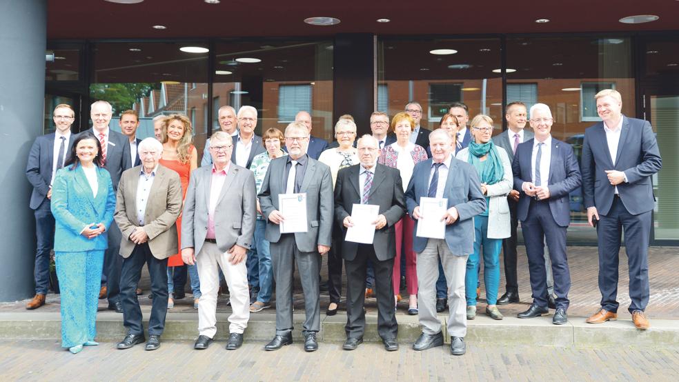 Gitta Connemann (vordere Reihe, links) und Landrat Matthias Groote (mittlere Reihe, 2. von rechts) überreichten in Anwesenheit von zahlreichen Gästen die »Blinkfüür«-Preise für vorbildliches Engagement.  © Foto: privat