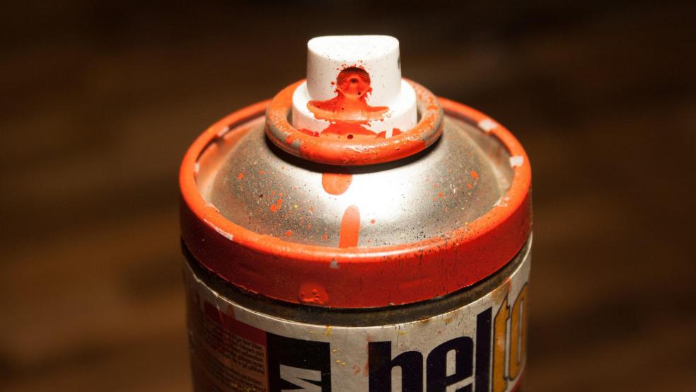 Die Täter beschmierten diverse Türen, Wände und Teile der Küche mit Farbe. © pixabay (Symbolfoto)