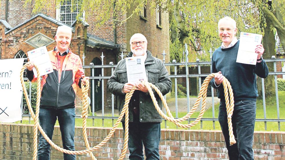 Michael Fischer, Pastoraler Koordinator der katholischen Pfarreiengemeinschaft, Stadtpastor Ralph Knöfler und Pastor Eberhard Hündling laden zur »Kulturnacht Kirche« der Leeraner Altstadtkirchengemeinden ein.  © Foto: privat