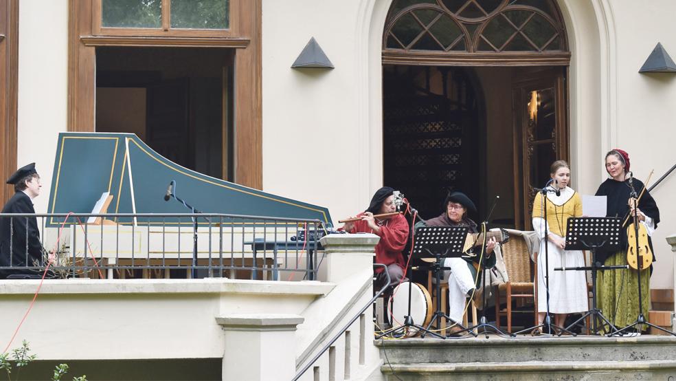 Passend kostümiert spielten (von links) Winfried Dahlke, Hajo Wienroth, Ute Schildt, Marie Wienroth und Arwen Bouw Musik des Mittelalters und Alt-Englische Tänze. Die Gruppe Galliarde aus Leer begleitete das Gartenkonzert mit historischen Tänzen.  © Foto: Kuper