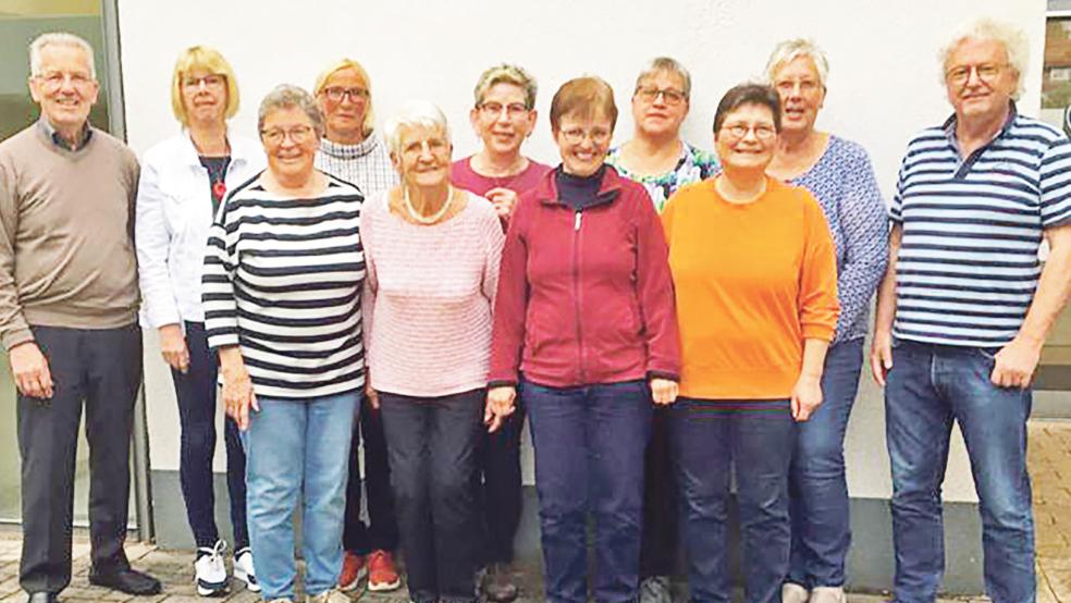 Der DRK-Ortsverein Rheiderland traf sich nach zweijähriger Corona-Pause wieder mit allen Helferinnen und Helfern, die an den Blutspendeterminen mitwirkten.  © Foto: privat