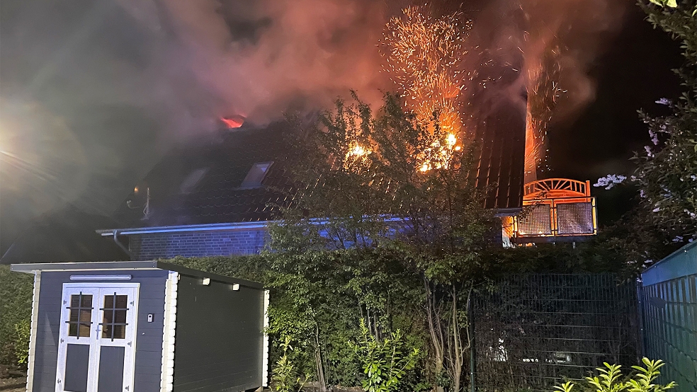 Ein Apartementhaus mit acht Ferienwohnungen ist in Leezdorf bei einem Brand schwer beschädigt worden. Als Ursache sei von Brandstiftung auszugehen.  © Foto: Feuerwehr