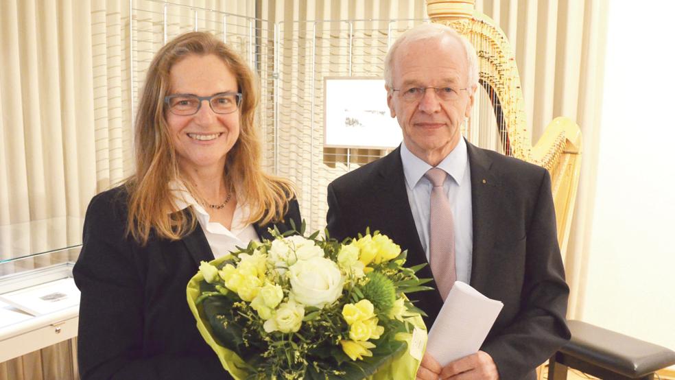 Der frühere Landrat Bernhard Bramlage dankt Kunsthaus-Leiterin Susanne Augat für ihren Einsatz. Musikalisch begleitetet wurde der Geburtstags-Festakt der Einrichtung von der Harfenistin Nicole Müller aus Osnabrück.  © Foto: Ammermann