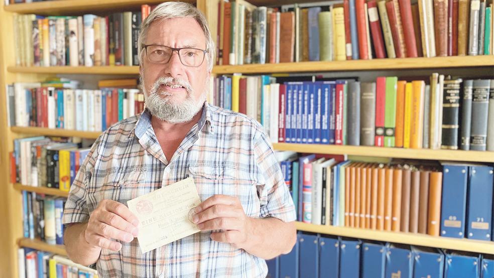 Oswald Janssen aus Warsingsfehn sammelt neben Briefmarken auch »Notgeld« aus Ostfriesland. Er fragt: Gibt es weitere dieser »Millionen-Gut-Scheine« der Firma Hesse Baumschulen?  © Fotos: Kuper