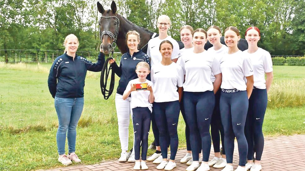 Trainerin Edda Smit (von links), Longenführerin Maartje Köller und die Voltigiererinnen zeigten mit Pferd Donna tolle Leistungen bei den Landesmeisterschaften in Wietmarschen.  © Foto: privat