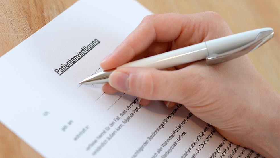 Der Betreuungsverein Leer berät unter anderem bei der Erstellung von Patientenverfügungen. Der Streit über die Finanzierung zur Übernahme zusätzlicher Aufgaben ist nun so weit eskaliert, dass der Verein einen Auflösungantrag gestellt hat.  © Foto: dpa