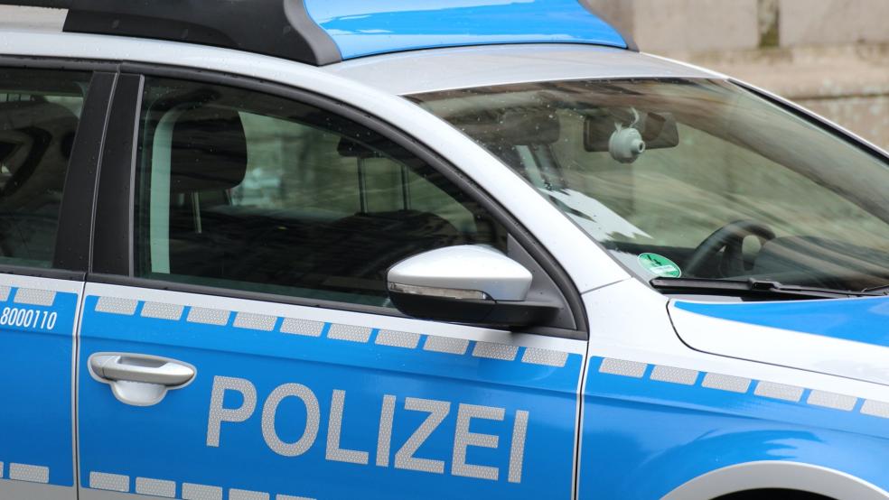 Die Polizei meldet, dass in Bunde die Scheibe eines Autos eingeschlagen worden ist. © Pixabay