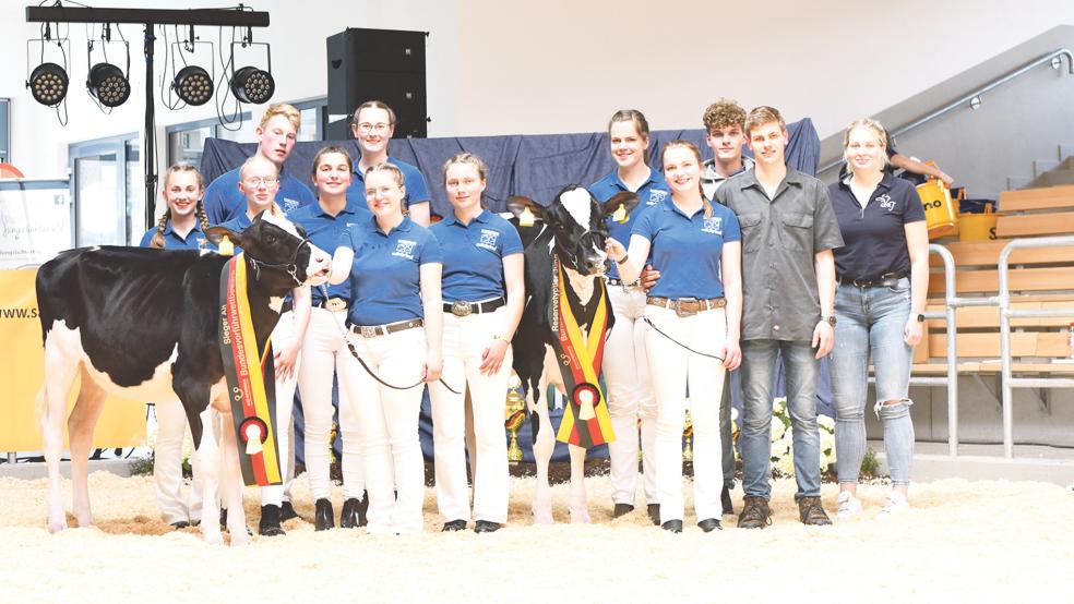 Die Ostfriesischen Jungzüchter zeigten bei den Deutschen Meisterschaften in Rheinland Pfalz starke Leistungen und belegten vordere Plätze. Tabea Cramer setzte sich in der Einzelwertung an die Spitze der Gesamtbewertung.  © Foto: VOST