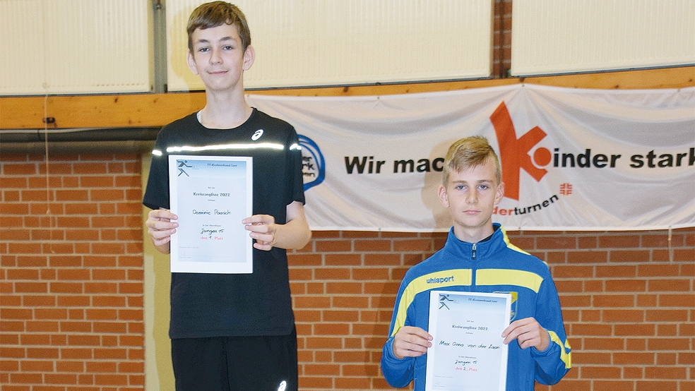 In der Konkurrenz der Jungen 15 musste sich Stapelmoors Max Onno van der Laan (rechts) Dominic Paasch im Finale geschlagen geben.  © Foto: privat