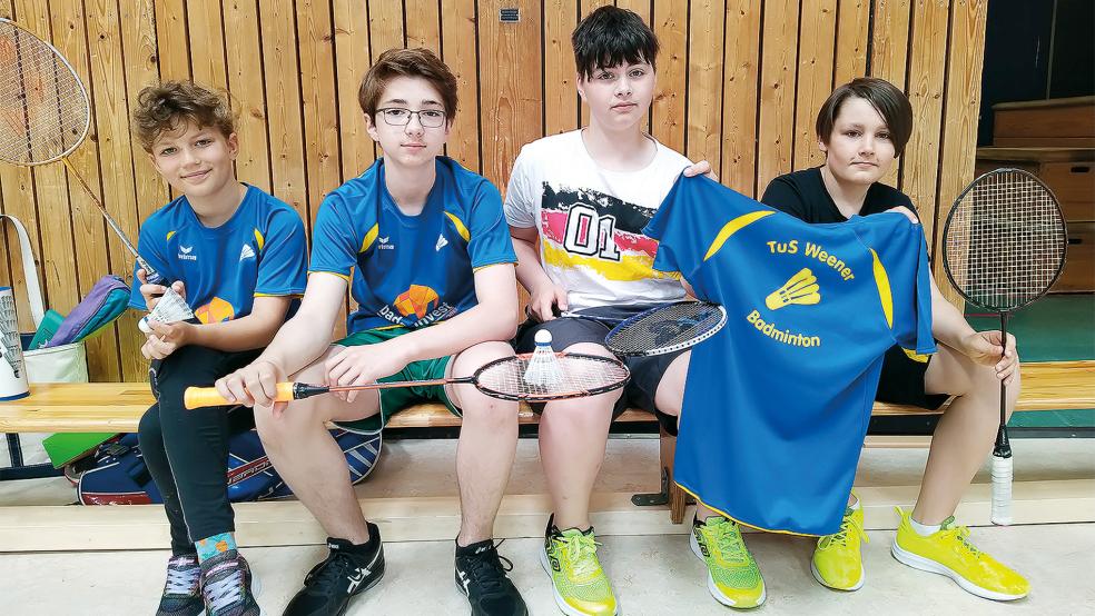 Die Weeneraner bei den Badminton-Kreismeisterschaften: Ina Heikens (von links, Altersklasse U13), Christopher Dahms, Leon Adam und Keno Meyer (alle U15).  © Fotos: privat