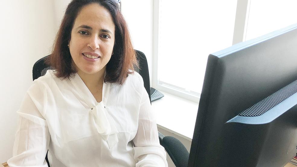 Naima Michel in den Räumen von »Naimas Bildungsinstitut« in der Neuen Straße in Weener. Auch dort sollen ab August Kinder sowie erwachsene Migranten unterrichtet werden.  © Foto: Busemann