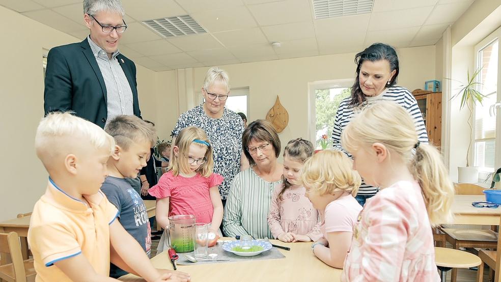 Beim »Tag der kleinen Forscher« führen die Kinder des Kindergartens Stapelmoor viele Experimente durch. Mit Spannung beobachten Weeners Bürgermeister Heiko Abbas (von links), CDU-Fraktionsvorsitzende Hildegard Hinderks, Erzieherin Rita Wilkens und CDU-Bundestagsabgeordnete Gitta Connemann das Geschehen.  © Foto: privat