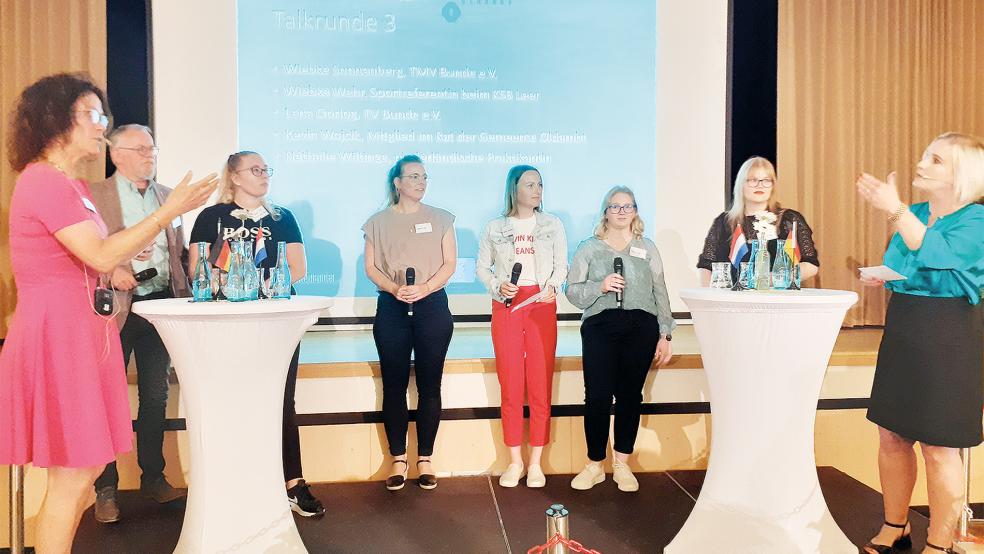 Monika Frikke (links) und Franzis Pranger-Wiese (rechts) moderierten die Talkrunde mit den jungen Ehrenamtlichen. Unter anderem waren Lena Oorlog (dritte von rechts), Wiebke Sonnenberg (rechts neben Oorlog) und Wiebke Wehr dabei.  © Foto: Berents