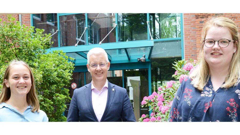 Annika Vosse aus Rhede (links) und Patricia Funk aus Ostrhauderfehn erhielten von Landrat Matthias Groote Glückwünsche zum Stipendium.  © Foto: Landkreis Leer