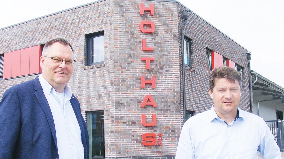 Die beiden Inhaber Gerhard Woldenga (links) und Matthias Groenewold vor dem neuen Domizil der Tischlerei Holthaus im Gewerbepark Rheiderland in Stapelmoorerheide.  © Foto: Szyska
