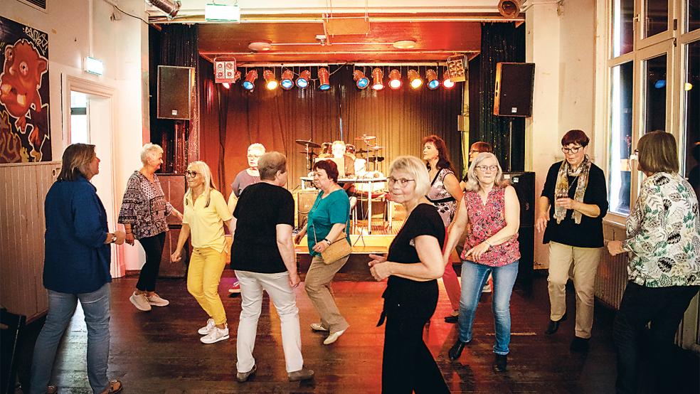Let´s dance: Die Seniorendisco im Jugendzentrum in Leer findet jeden ersten Freitag im Monat von 14.30 bis 17 Uhr statt.  © Foto: Sina Schuldt (dpa)
