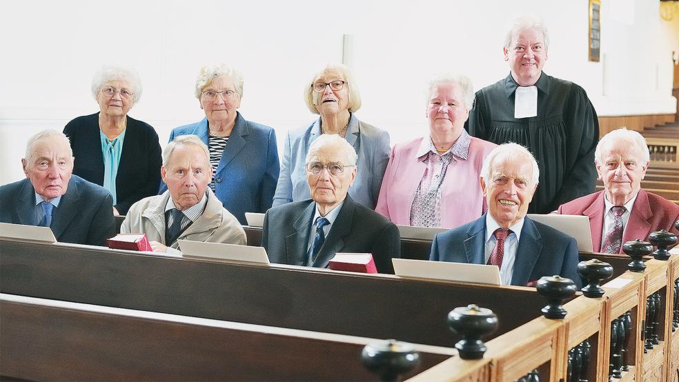 Die Jubilare mit Pastor Heiko Rademaker: Aus Bunde nahmen Hinderika Beekmann (geb. Leemhuis), Helga Leuschner (de Freese), Berthold Frey, Georg Janssen, Jan Kloppenborg und Göko Loesing teil. Gerhardine Tjabben (Kampen) war aus Weener gekommen, Herma Münz (Schröder) sogar aus Düsseldorf sowie Hermann Felske aus Lüdenscheid.  © Foto: privat