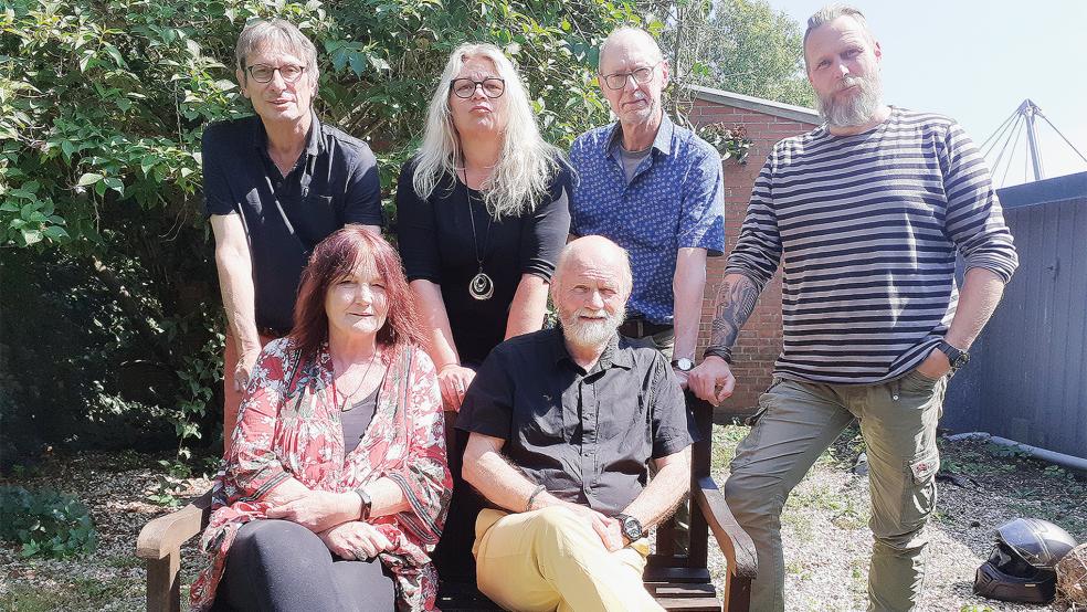 Setzen sich mit Gewalttätern auseinander: Harald Gödde vom Jugendamt des Landkreises Leer (stehend, von links), Britta Jensen-Brunken, Johannes Hanneken und Patrick Exeler sowie Heidi Heibült und Kurt Werkmeister.  © Foto: Berents